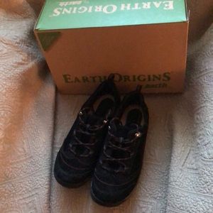 Earth Orgins black sneakers. Size 9.